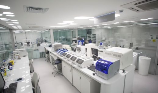 Laboratório de medicina diagnóstica com equipamentos na cor branca, alusivo às atividades da Dasa