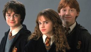 Harry Potter, Hermione e Rony, vestidos como bruxos