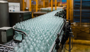Linha de produção de garrafas de plástico para sucos, alusivo à indústria