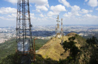 Várias antenas sobre morro no Pico do Jaraguá, em São Paulo, alusivo ao leilão do 5G