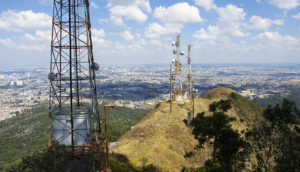 Várias antenas sobre morro no Pico do Jaraguá, em São Paulo, alusivo ao leilão do 5G