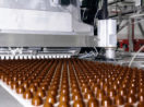 Linha de produção de fábrica de chocolates, alusivo à Mondelez
