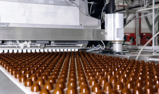 Linha de produção de fábrica de chocolates, alusivo à Mondelez