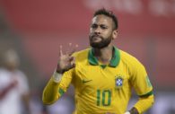 Neymar Jr, fazendo sinal com a mão em jogo do Brasil