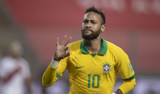 Neymar Jr, fazendo sinal com a mão em jogo do Brasil