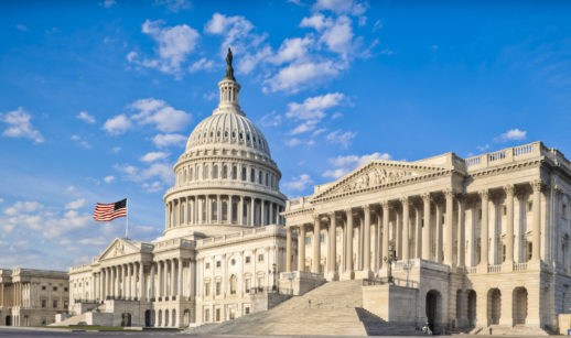 Fachada da Câmara dos Representantes com o Senado dos EUA e céu azul atrás