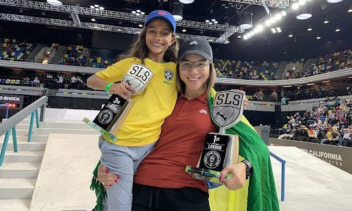 Pâmela Rosa e Rayssa Leal, juntas com troféu e bandeira do Brasil nas mãos