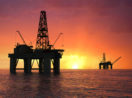 Silhuetas de plataforma de petróleo no mar, alusivo à inflação