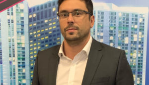 Marcelo Oliveira, CEO da Quantzed, de paletó cinza e camisa branca