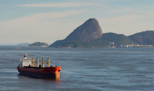 Aérea de navio no Rio de Janeiro, com o Pão de Açúcar ao fundo, alusivo à redução do imposto de importação