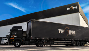 Caminhão da Tegma (TGMA3) em frente a galpão da empresa