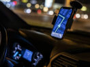 Foto de dentro de carro à noite com o aplicativo da Uber ligado
