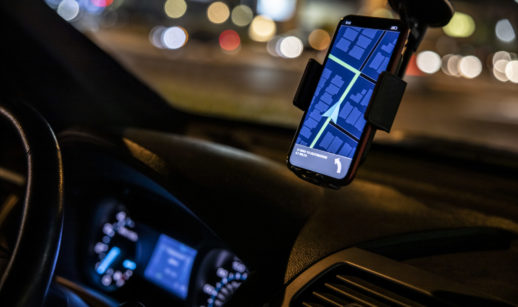 Foto de dentro de carro à noite com o aplicativo da Uber ligado