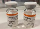 Dois frascos do remédio sotrovimabe, da GSK, que é eficaz contra a variante ômicron
