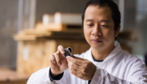 Ngoc Tan Nguyen, líder da equipe de pesquisa que criou a bateria resistente à lavagem em uma máquina e que funciona molhada