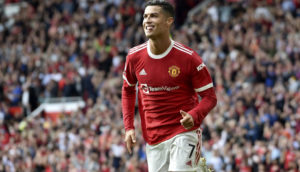 Cristiano Ronaldo correndo e sorrindo com a camisa do Manchester United após marcar um de seus gols