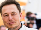 Elon Musk, dono da Tesla, olhando de lado
