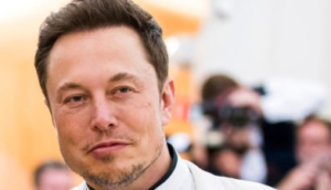 Elon Musk, dono da Tesla, olhando de lado