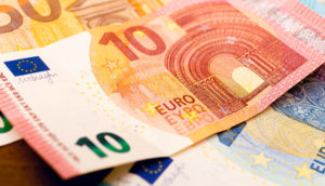 Notas de euro sobrepostas