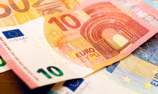 Notas de euro sobrepostas
