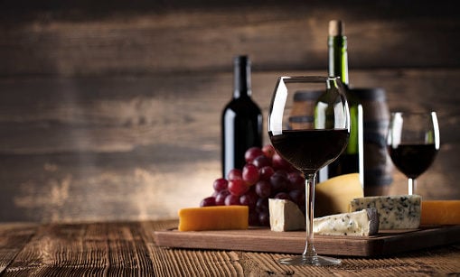 Vinho e queijo fazem bem para o coração