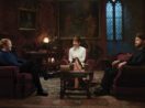 Atores de de Harry Potter reunidos em sala de castelo bruxo para a promoção do especial de 20 anos da HBO Max
