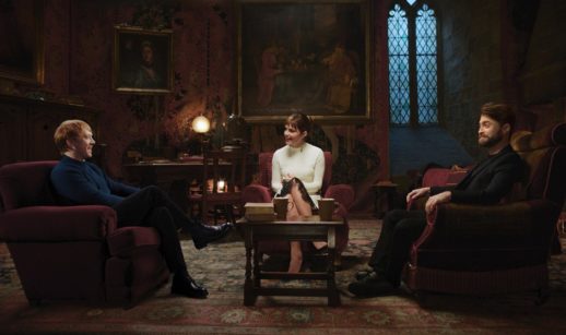 Atores de de Harry Potter reunidos em sala de castelo bruxo para a promoção do especial de 20 anos da HBO Max