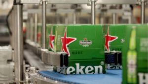 Close de linha de produção de cerveja da Heineken, que terá energia renovável da Raízen, com destaque para a caixa