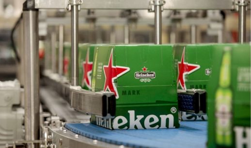 Close de linha de produção de cerveja da Heineken, que terá energia renovável da Raízen, com destaque para a caixa