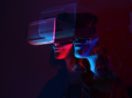 Pessoa com óculos de realidade virtual, alusivo com a indústria gamer