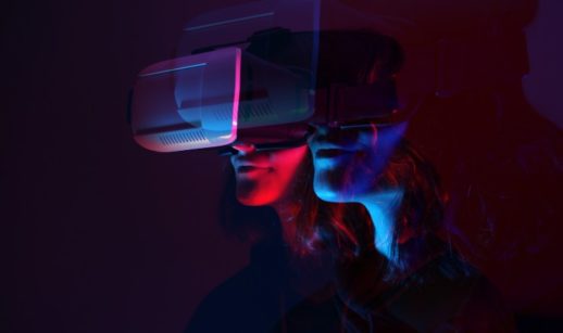 Pessoa com óculos de realidade virtual, alusivo com a indústria gamer