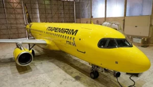 Avião da ITA, do grupo Itapemirim, que é investigado pelo Ministério da Justiça, amarelo, em hangar