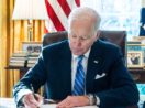 Joe Biden, presidente dos EUA que deve concorrer à reeleição, assinando papel