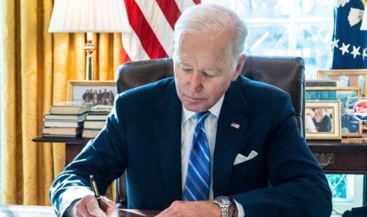 Joe Biden, presidente dos EUA que deve concorrer à reeleição, assinando papel