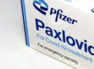 Caixa de Paxlovid, com detsaque pro nome do remédio contra a covid-19 e nome da Pfizer