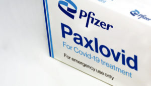 Caixa de Paxlovid, com detsaque pro nome do remédio contra a covid-19 e nome da Pfizer