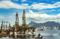 Plataforma de petróleo da Petrobras no mar com o Rio de Janeiro ao fundo