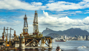Plataforma de petróleo da Petrobras no mar com o Rio de Janeiro ao fundo