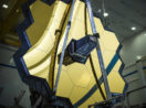 Imagem de cima para baixo do Telescópio James Webb, com grande tela na cor amarela