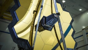 Imagem de cima para baixo do Telescópio James Webb, com grande tela na cor amarela