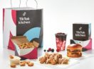Foto de embalagens do Tik Tok Kitchen, com hambúrguer, macarrão e copo com doces
