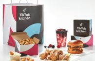 Foto de embalagens do Tik Tok Kitchen, com hambúrguer, macarrão e copo com doces