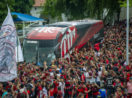 Torcedores do Flamengo em volta do ônibus que levava os jogadores para a final da Libertadores 2021