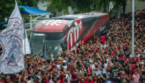 Torcedores do Flamengo em volta do ônibus que levava os jogadores para a final da Libertadores 2021