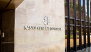 Entrada do prédio do Banco Central, em Brasília, com destaque para o logo da instituição e os Dizeres "Banco Central do Brasil"