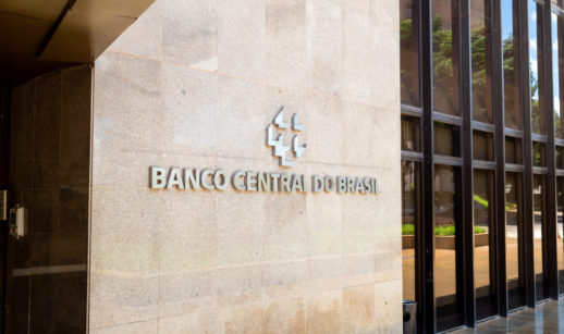 Entrada do prédio do Banco Central, em Brasília, com destaque para o logo da instituição e os Dizeres "Banco Central do Brasil"