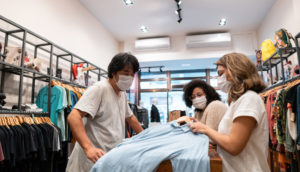Três funcionários de loja de roupas, alusivo aos dados de emprego da agenda econômica