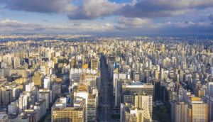 Aérea de prédios de São Paulo com a Avenida Paulista em destaque no centro, alusivo ao valor do aluguel no Brasil