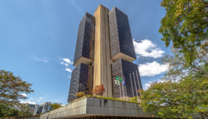 Sede do Banco Central, que mensura o Investimento Direto no País, em Brasília, visto de baixo para cima em dia ensolarado