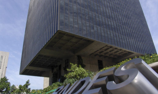 Perspectiva de baixo para cima do prédio do BNDES, no Rio de Janeiro